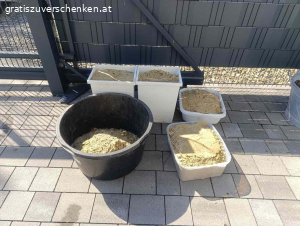Sand zu verschenken. Verschenken unseren Sand aus der Sandkiste. Es ist leider kein reiner Spielsand mehr, sondern auch ein wenig gröberer Sand dabei.