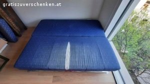 Schlafsofa zu verschenken. Das Sofa ist in gutem Zustand und sehr bequem. Der Stoff hat einen Riss (leicht mit Überwurf abzudecken). Sitzfläche 80x200cm, ausgeklappt 160x200 cm. Selbstabholung. Muss bis Mittwoch, 29.3. in der früh abgeholt werden.