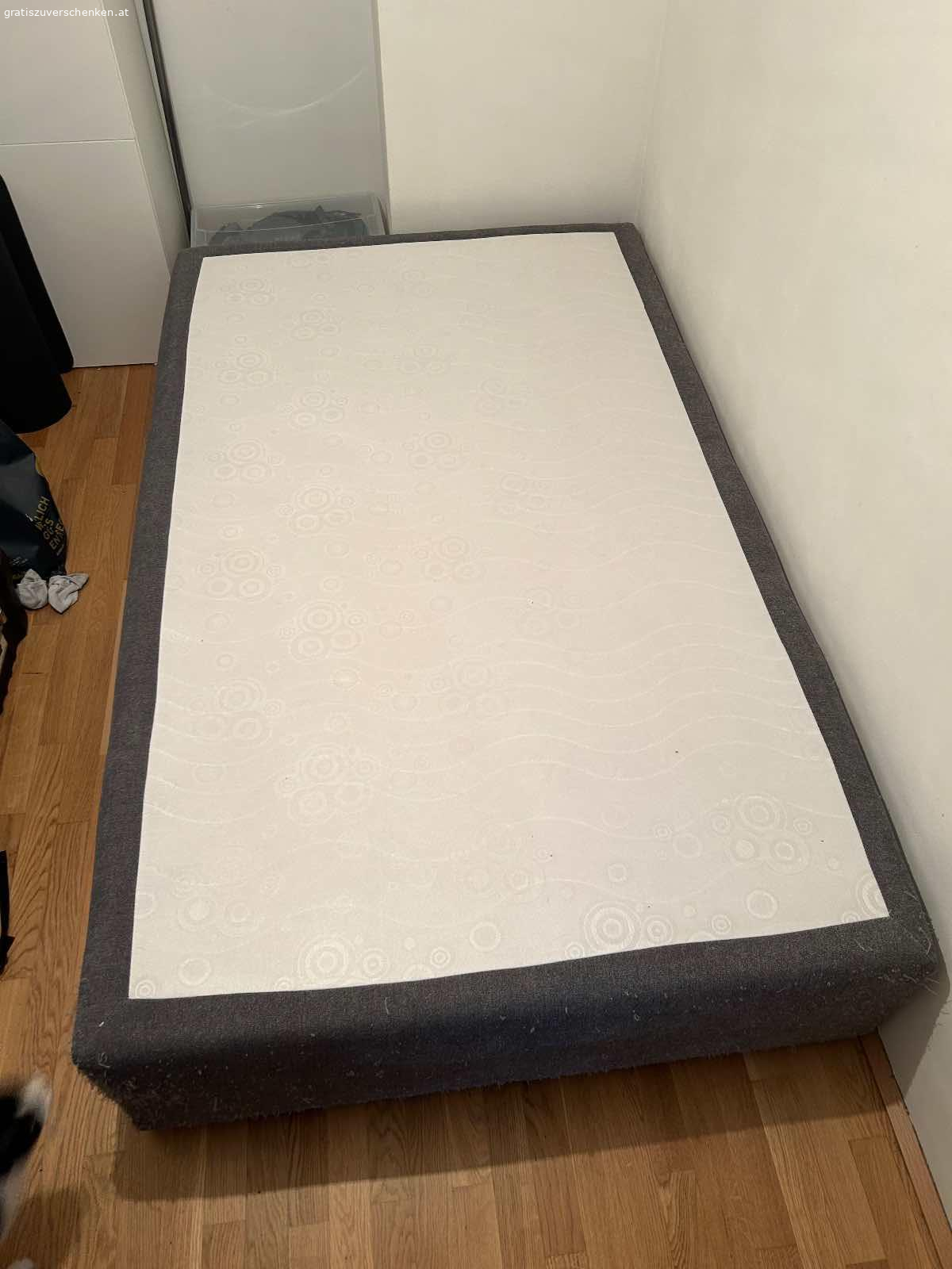 Schlafsofa. Länge: ca. 205 cm
Breite: ca. 126 cm
Höhe: ca. 48 cm

Couch hat keine Rückenlehne. Stattdessen gibt es zwei mobile Rückenstützen die man individuell stellen kann (siehe Fotos), sowie jeweils einen Polster damit es nicht zu hart ist für den Rücken.

Ich habe die Couch selber gerne als Gästecouch verwendet oder auch selber darauf geschlafen. Der Stoff ist von meinen Katzen leider schon sehr zerzupft (siehe Bild) Aber für eine Partycouch oder auch als Gästecouch ist sie weiterhin perfekt. Aufgrund meines Umzugs möchte ich aber etwas katzenfreundlicheres in der neuen Wohnung kaufen :)