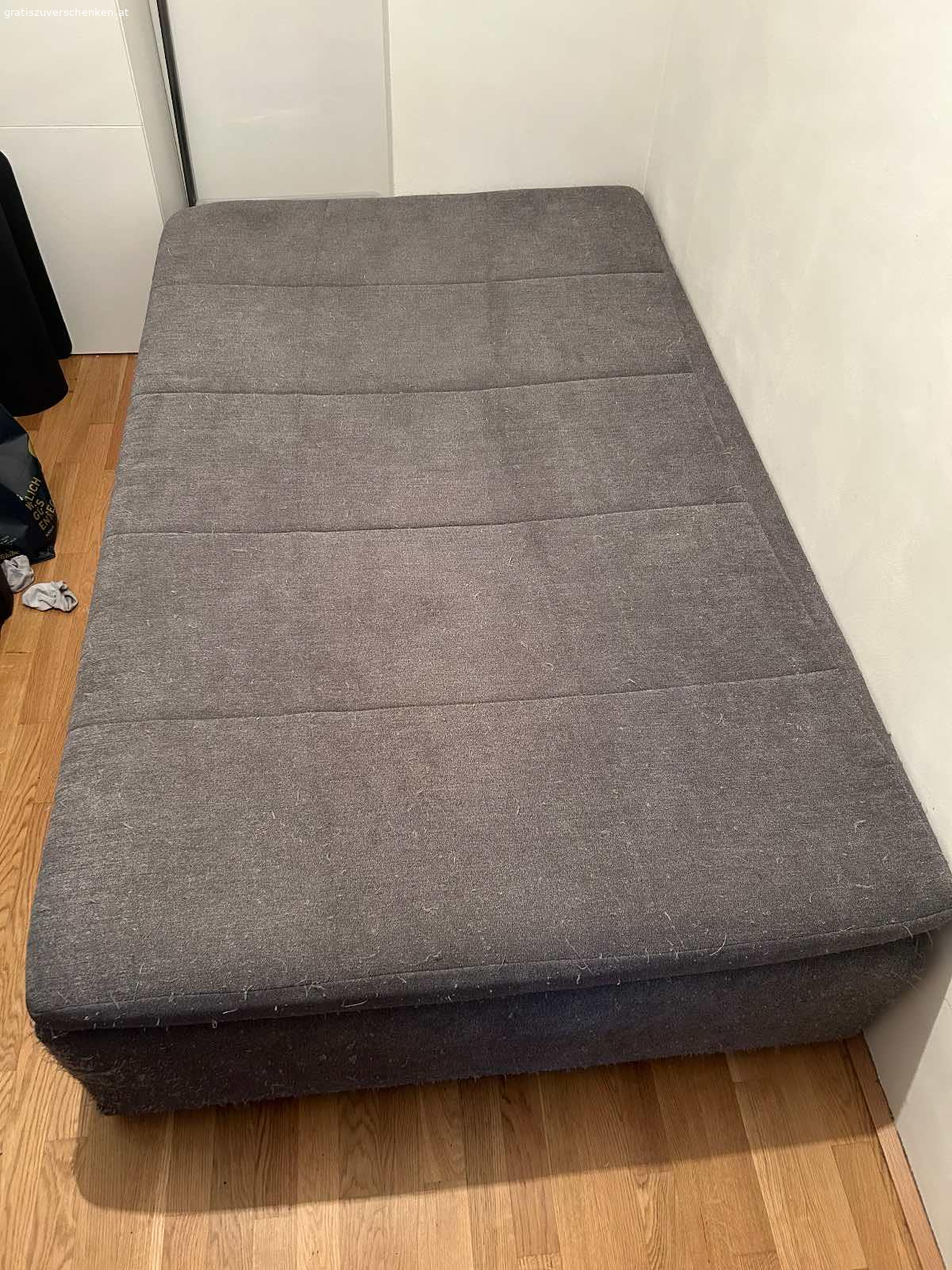 Schlafsofa. Länge: ca. 205 cm
Breite: ca. 126 cm
Höhe: ca. 48 cm

Couch hat keine Rückenlehne. Stattdessen gibt es zwei mobile Rückenstützen die man individuell stellen kann (siehe Fotos), sowie jeweils einen Polster damit es nicht zu hart ist für den Rücken.

Ich habe die Couch selber gerne als Gästecouch verwendet oder auch selber darauf geschlafen. Der Stoff ist von meinen Katzen leider schon sehr zerzupft (siehe Bild) Aber für eine Partycouch oder auch als Gästecouch ist sie weiterhin perfekt. Aufgrund meines Umzugs möchte ich aber etwas katzenfreundlicheres in der neuen Wohnung kaufen :)