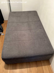 Schlafsofa. Länge: ca. 205 cm
Breite: ca. 126 cm
Höhe: ca. 48 cm

Couch hat keine Rückenlehne. Stattdessen gibt es zwei mobile Rückenstützen die man individuell stellen kann (siehe Fotos), sowie jeweils einen Polster damit es nicht zu hart ist für den Rücken.

Ich habe die Couch selber gerne als Gästecouch verwendet oder auch selber darauf geschlafen. Der Stoff ist von meinen Katzen leider schon sehr zerzupft (siehe Bild) Aber für eine Partycouch oder auch als Gästecouch ist sie weiterhin perfekt. Aufgrund meines Umzugs möchte ich aber etwas katzenfreundlicheres in der neuen Wohnung kaufen :)