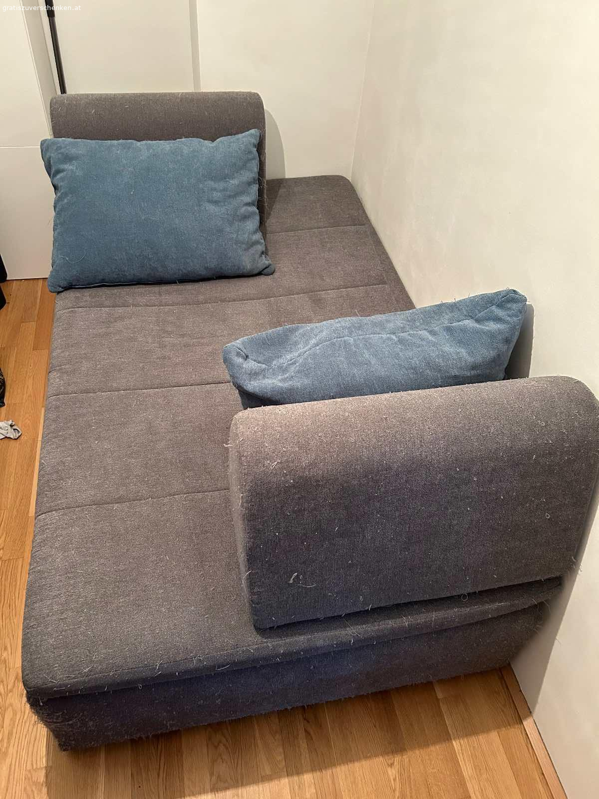 Schlafsofa. Länge: ca. 205 cm
Breite: ca. 126 cm
Höhe: ca. 48 cm

Couch hat keine Rückenlehne. Stattdessen gibt es zwei mobile Rückenstützen die man individuell stellen kann (siehe Fotos), sowie jeweils einen Polster damit es nicht zu hart ist für den Rücken.

Ich habe die Couch selber gerne als Gästecouch verwendet oder auch selber darauf geschlafen. Der Stoff ist von meinen Katzen leider schon sehr zerzupft (siehe Bild) Aber für eine Partycouch oder auch als Gästecouch ist sie weiterhin perfekt. Aufgrund meines Umzugs möchte ich aber etwas katzenfreundlicheres in der neuen Wohnung kaufen :)