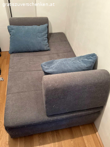 Schlafsofa. Länge: ca. 205 cm
Breite: ca. 126 cm
Höhe: ca. 48 cm

Couch hat keine Rückenlehne. Stattdessen gibt es zwei mobile Rückenstützen die man individuell stellen kann (siehe Fotos), sowie jeweils einen Polster damit es nicht zu hart ist für den Rücken.

Ich habe die Couch selber gerne als Gästecouch verwendet oder auch selber darauf geschlafen. Der Stoff ist von meinen Katzen leider schon sehr zerzupft (siehe Bild) Aber für eine Partycouch oder auch als Gästecouch ist sie weiterhin perfekt. Aufgrund meines Umzugs möchte ich aber etwas katzenfreundlicheres in der neuen Wohnung kaufen :)