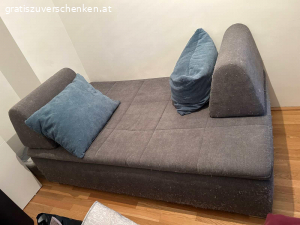 Schlafsofa. Länge: ca. 205 cm
Breite: ca. 126 cm
Höhe: ca. 48 cm

Couch hat keine Rückenlehne. Stattdessen gibt es zwei mobile Rückenstützen die man individuell stellen kann (siehe Fotos), sowie jeweils einen Polster damit es nicht zu hart ist für den Rücken.

Ich habe die Couch selber gerne als Gästecouch verwendet oder auch selber darauf geschlafen. Der Stoff ist von meinen Katzen leider schon sehr zerzupft (siehe Bild) Aber für eine Partycouch oder auch als Gästecouch ist sie weiterhin perfekt. Aufgrund meines Umzugs möchte ich aber etwas katzenfreundlicheres in der neuen Wohnung kaufen :)
