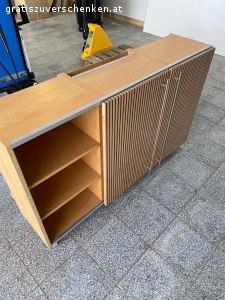 Oberschrank mit Schiebetüren. Wird nicht mehr benötigt 
Breite: 140 cm
Höhe: 82 cm
Tiefe: 35 cm
gegen eine kleine Spende
Sofort abholbereit