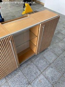 Oberschrank mit Schiebetüren. Wird nicht mehr benötigt 
Breite: 140 cm
Höhe: 82 cm
Tiefe: 35 cm
gegen eine kleine Spende
Sofort abholbereit