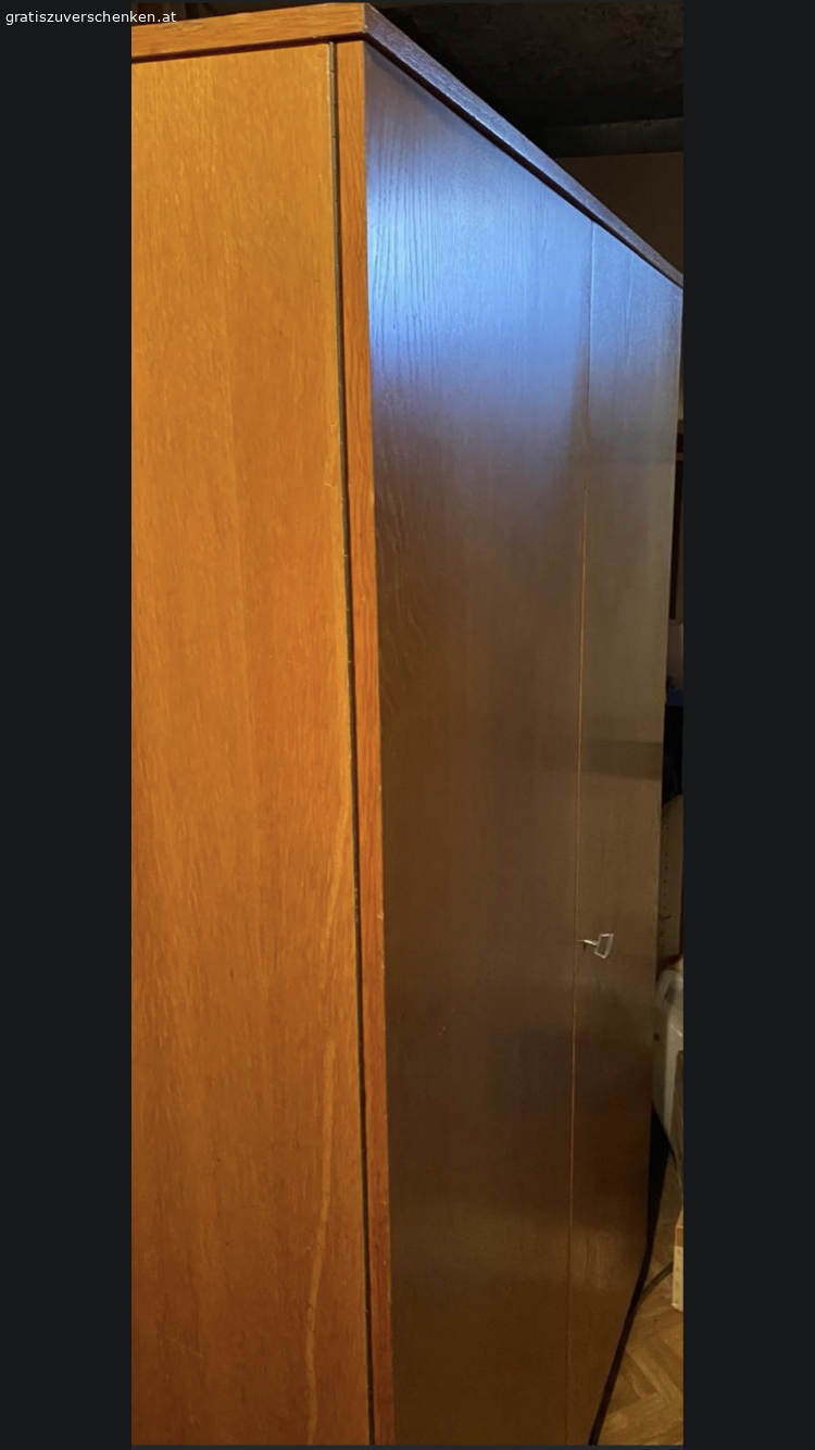 Schrank. Alter, aber gebrauchsfähiger Schrank für Speicher oder Keller. Eine Kleiderstange und vier Fächer.