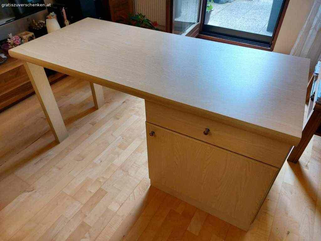 Schreibtisch Selbstbau mit Unterschrank, zerlegt. Schreibtisch Selbstbau, zerlegt, Beige (wie Weissbuche/Ahorn)
Tischplatte 142cm x 63cm, 4cm dick
Unterkasten mit Lade und Tür 60cm x 60cm, mit Sockel 70,5cm hoch: 2 Fächer ca. 21cm hoch (1 Fachbrett) und Lade 53cm tief, 50cm breit (innen)
2 Füße 10cm x 3,8cm (angeschraubt)
Abholung zerlegt in 1130 Wien