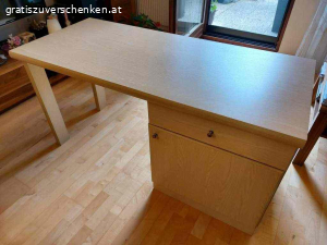 Schreibtisch Selbstbau mit Unterschrank, zerlegt. Schreibtisch Selbstbau, zerlegt, Beige (wie Weissbuche/Ahorn)
Tischplatte 142cm x 63cm, 4cm dick
Unterkasten mit Lade und Tür 60cm x 60cm, mit Sockel 70,5cm hoch: 2 Fächer ca. 21cm hoch (1 Fachbrett) und Lade 53cm tief, 50cm breit (innen)
2 Füße 10cm x 3,8cm (angeschraubt)
Abholung zerlegt in 1130 Wien