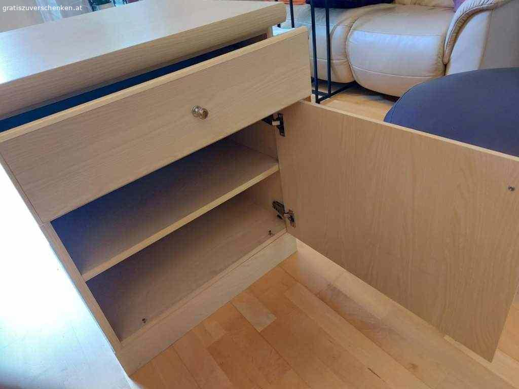 Schreibtisch Selbstbau mit Unterschrank, zerlegt. Schreibtisch Selbstbau, zerlegt, Beige (wie Weissbuche/Ahorn)
Tischplatte 142cm x 63cm, 4cm dick
Unterkasten mit Lade und Tür 60cm x 60cm, mit Sockel 70,5cm hoch: 2 Fächer ca. 21cm hoch (1 Fachbrett) und Lade 53cm tief, 50cm breit (innen)
2 Füße 10cm x 3,8cm (angeschraubt)
Abholung zerlegt in 1130 Wien