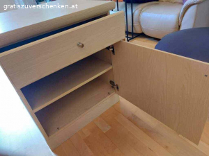 Schreibtisch Selbstbau mit Unterschrank, zerlegt. Schreibtisch Selbstbau, zerlegt, Beige (wie Weissbuche/Ahorn)
Tischplatte 142cm x 63cm, 4cm dick
Unterkasten mit Lade und Tür 60cm x 60cm, mit Sockel 70,5cm hoch: 2 Fächer ca. 21cm hoch (1 Fachbrett) und Lade 53cm tief, 50cm breit (innen)
2 Füße 10cm x 3,8cm (angeschraubt)
Abholung zerlegt in 1130 Wien