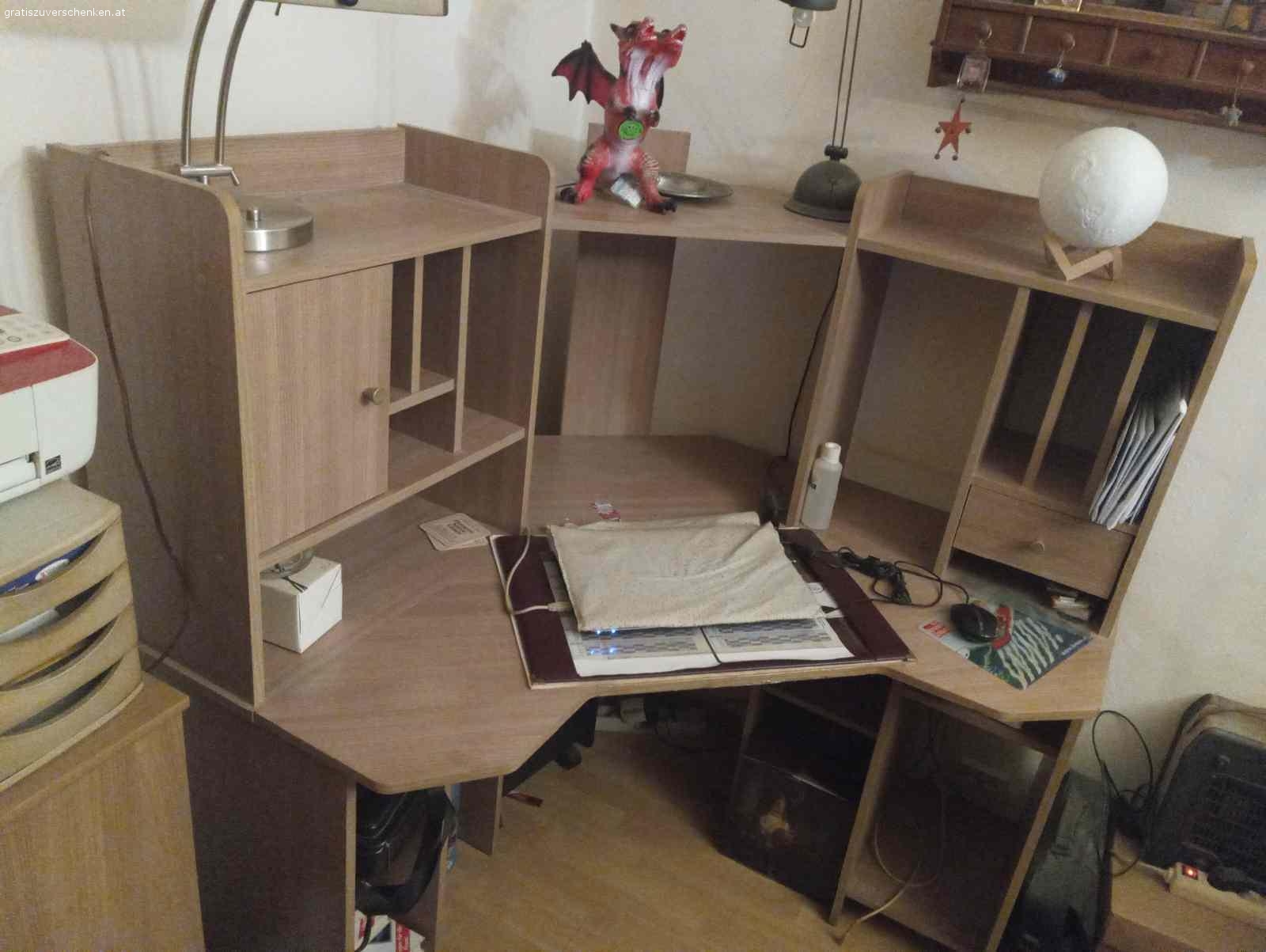 Schreibtisch. Eckschreibtisch Schenkelmasse 120x124 Höhe 137 Tiefe 67cm Schreibtisch muss selbst abgebaut werden da es keine Anleitung zum Zusammenbau mehr gibt