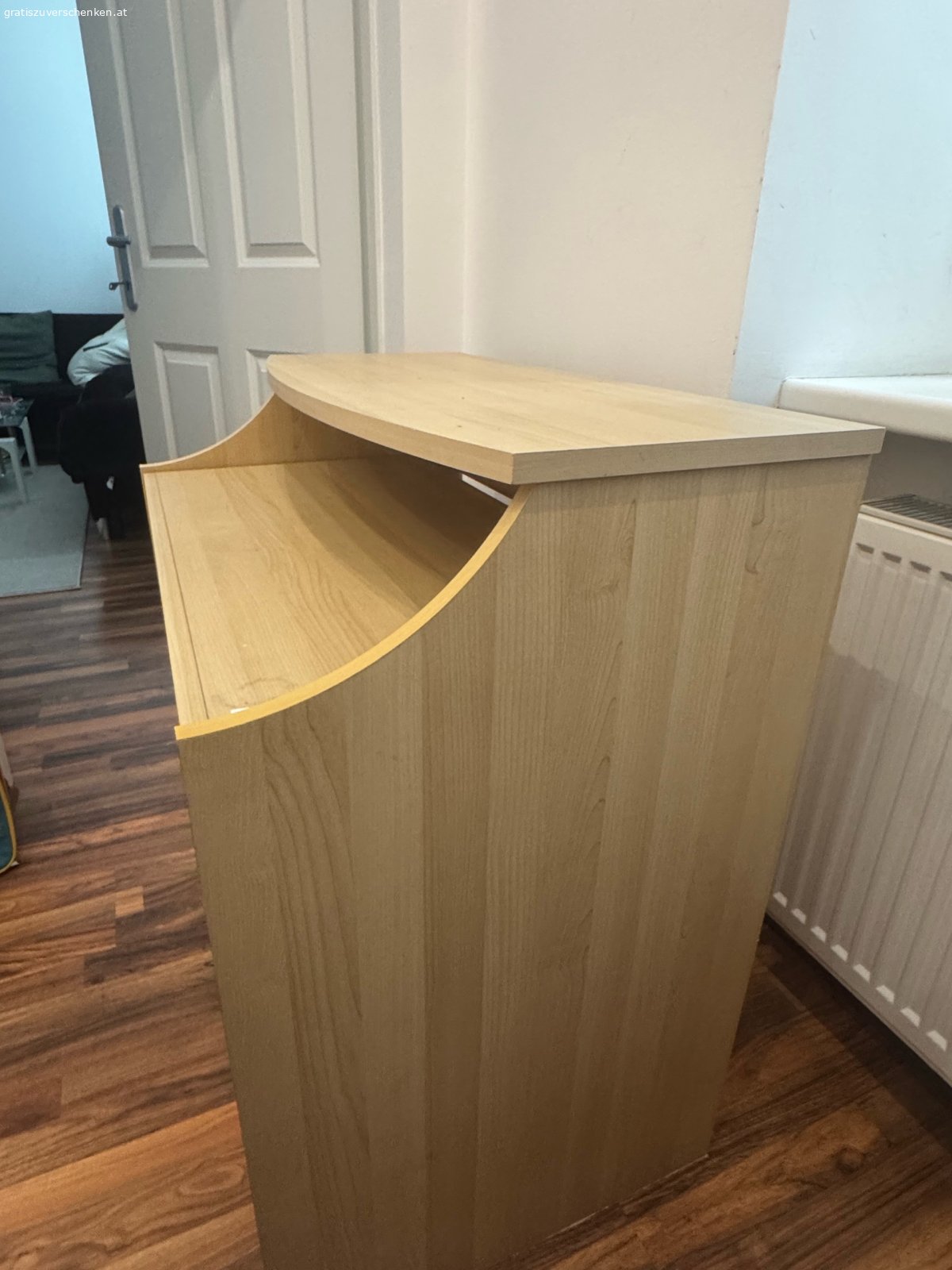 Schreibtisch. Schöner und gut erhaltener Schreibtisch in heller Holzoptik mit praktischer Ablagefläche und Schublade.

Ideal zum Lernen, Arbeiten oder für das Homeoffice.

Gebrauchter, guter Zustand – siehe Fotos.

Nur Selbstabholung in Wien.
Der Tisch muss  selbst aus der Wohnung getragen werden.