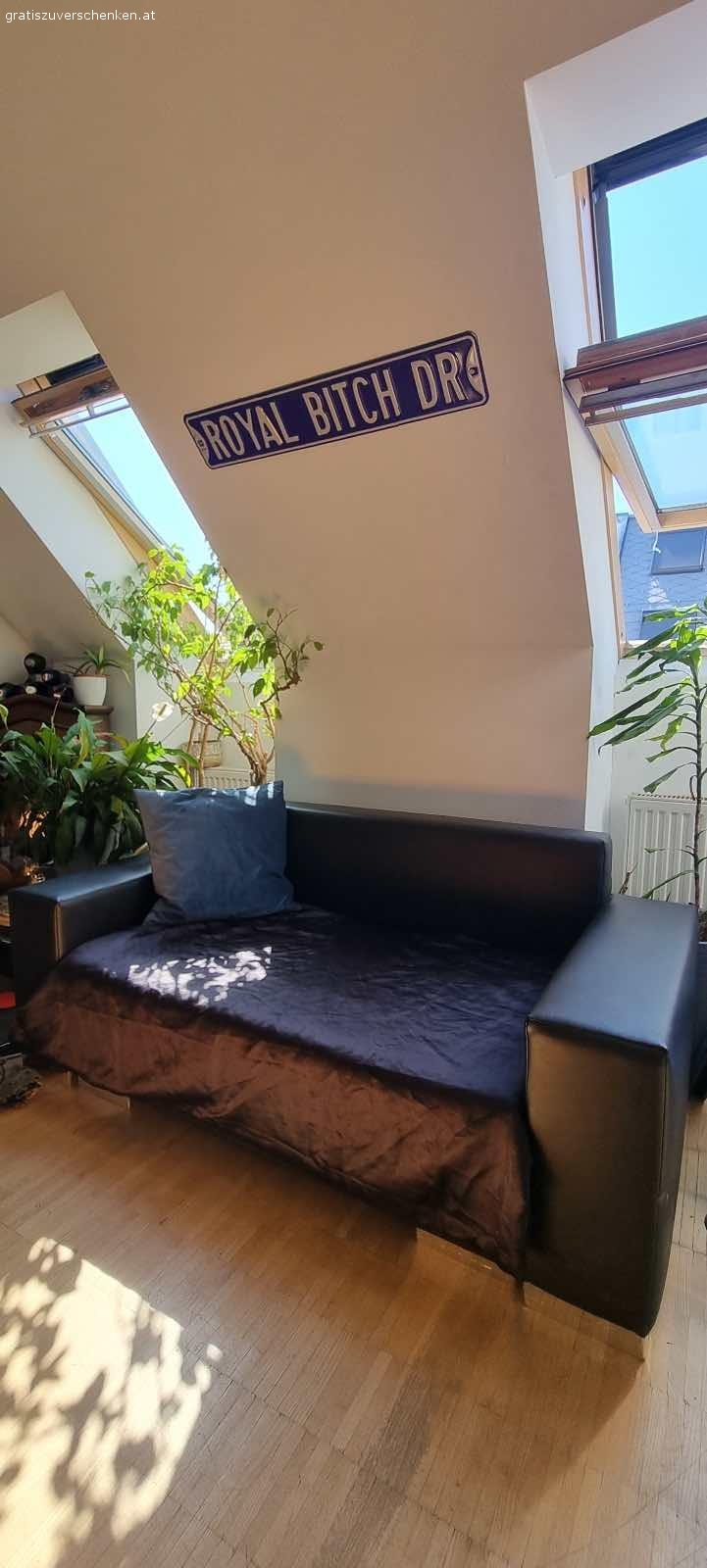 Schwarze Kunstleder Couch zu verschenken. Maße: L.: 160cm, H.: 68cm Tiefe: 82cm
Schwarze Kunstleder Couch mit Gebrauchsspuren (siehe Fotos) - die mit Decke, Überwurf o.Ä. aber leicht abzudecken sind, wie man sieht ;)
Schöne robustes Teil - zu schade um es wegzuwerfen.
Selbstabholung in 1180 Wien