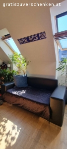 Schwarze Kunstleder Couch zu verschenken. Maße: L.: 160cm, H.: 68cm Tiefe: 82cm
Schwarze Kunstleder Couch mit Gebrauchsspuren (siehe Fotos) - die mit Decke, Überwurf o.Ä. aber leicht abzudecken sind, wie man sieht ;)
Schöne robustes Teil - zu schade um es wegzuwerfen.
Selbstabholung in 1180 Wien