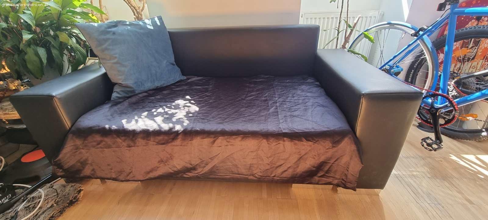 Schwarze Kunstleder Couch zu verschenken. Maße: L.: 160cm, H.: 68cm Tiefe: 82cm
Schwarze Kunstleder Couch mit Gebrauchsspuren (siehe Fotos) - die mit Decke, Überwurf o.Ä. aber leicht abzudecken sind, wie man sieht ;)
Schöne robustes Teil - zu schade um es wegzuwerfen.
Selbstabholung in 1180 Wien