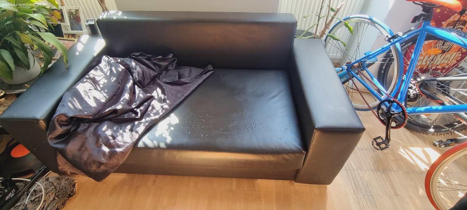 Schwarze Kunstleder Couch zu verschenken. Maße: L.: 160cm, H.: 68cm Tiefe: 82cm
Schwarze Kunstleder Couch mit Gebrauchsspuren (siehe Fotos) - die mit Decke, Überwurf o.Ä. aber leicht abzudecken sind, wie man sieht ;)
Schöne robustes Teil - zu schade um es wegzuwerfen.
Selbstabholung in 1180 Wien