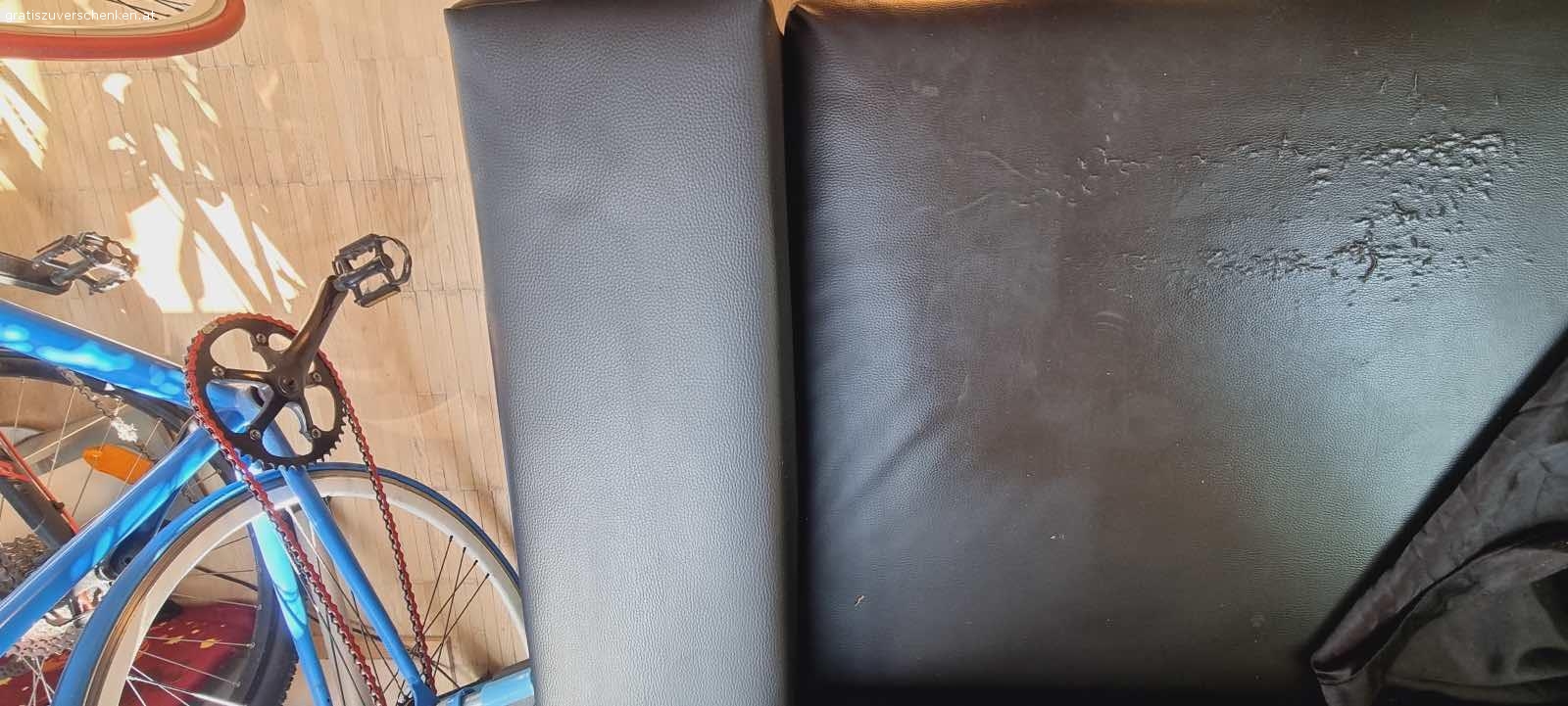 Schwarze Kunstleder Couch zu verschenken. Maße: L.: 160cm, H.: 68cm Tiefe: 82cm
Schwarze Kunstleder Couch mit Gebrauchsspuren (siehe Fotos) - die mit Decke, Überwurf o.Ä. aber leicht abzudecken sind, wie man sieht ;)
Schöne robustes Teil - zu schade um es wegzuwerfen.
Selbstabholung in 1180 Wien