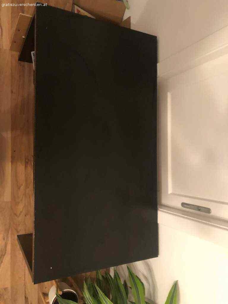 Schwarzer Schreibtisch von Ikea. Hallo! Ich verschenke meinen schwarzen Schreibtisch von Ikea. Die Maße sind: 

höhe 75cm
breite 75cm
länge 140cm

 Der Tisch kann leicht zu zweit getragen werden oder auch auseinandergebaut. 

wäre abzuholen bis 3. März in 1180