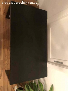 Schwarzer Schreibtisch von Ikea. Hallo! Ich verschenke meinen schwarzen Schreibtisch von Ikea. Die Maße sind: 

höhe 75cm
breite 75cm
länge 140cm

 Der Tisch kann leicht zu zweit getragen werden oder auch auseinandergebaut. 

wäre abzuholen bis 3. März in 1180
