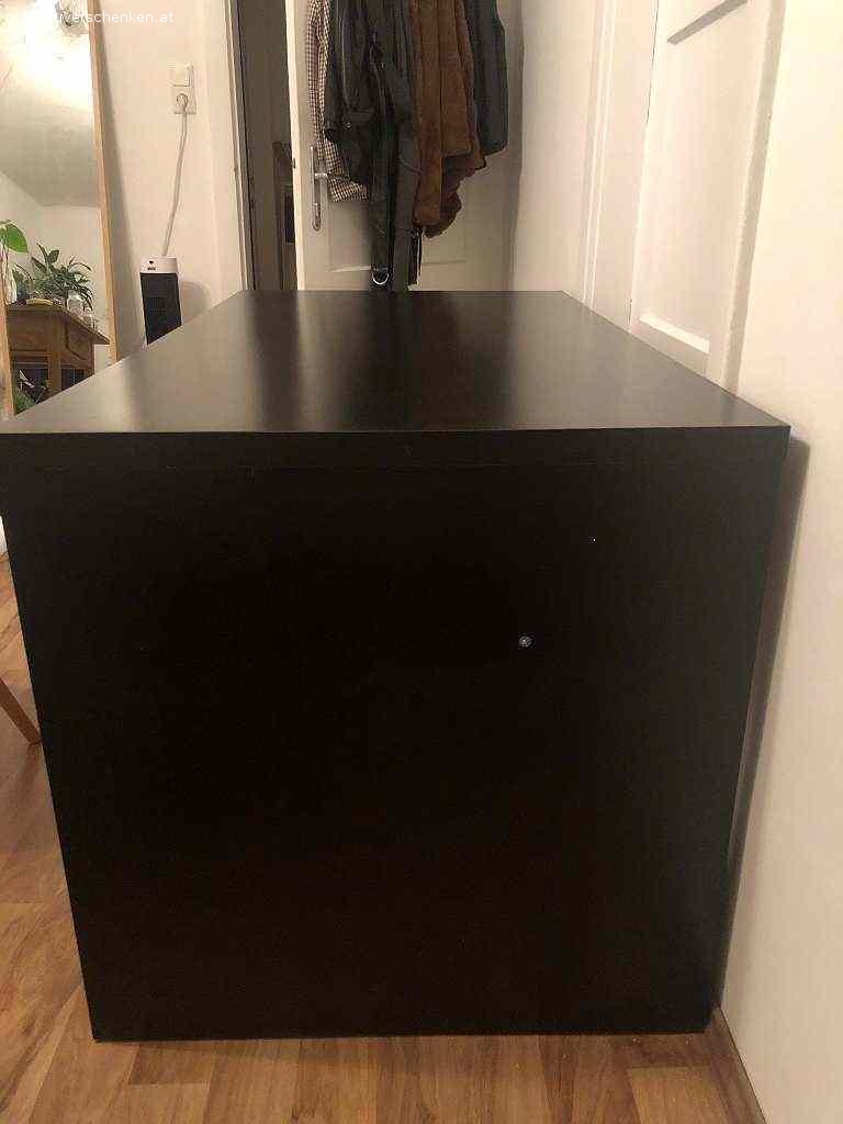 Schwarzer Schreibtisch von Ikea. Hallo! Ich verschenke meinen schwarzen Schreibtisch von Ikea. Die Maße sind: 

höhe 75cm
breite 75cm
länge 140cm

 Der Tisch kann leicht zu zweit getragen werden oder auch auseinandergebaut. 

wäre abzuholen bis 3. März in 1180