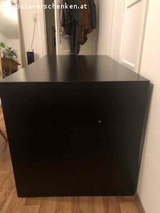 Schwarzer Schreibtisch von Ikea. Hallo! Ich verschenke meinen schwarzen Schreibtisch von Ikea. Die Maße sind: 

höhe 75cm
breite 75cm
länge 140cm

 Der Tisch kann leicht zu zweit getragen werden oder auch auseinandergebaut. 

wäre abzuholen bis 3. März in 1180