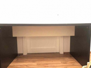 Schwarzer Schreibtisch von Ikea. Hallo! Ich verschenke meinen schwarzen Schreibtisch von Ikea. Die Maße sind: 

höhe 75cm
breite 75cm
länge 140cm

 Der Tisch kann leicht zu zweit getragen werden oder auch auseinandergebaut. 

wäre abzuholen bis 3. März in 1180