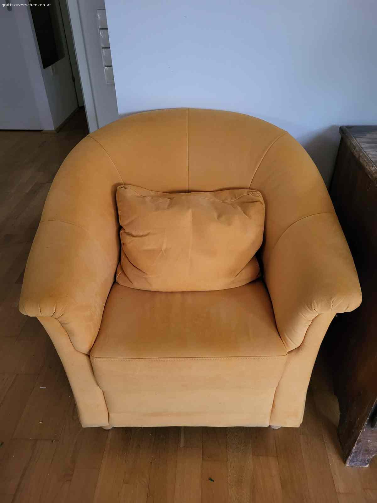 Sesselstuhl gelb. Höhe 84 cm
Tiefe 51 cm
Breite 78 cm