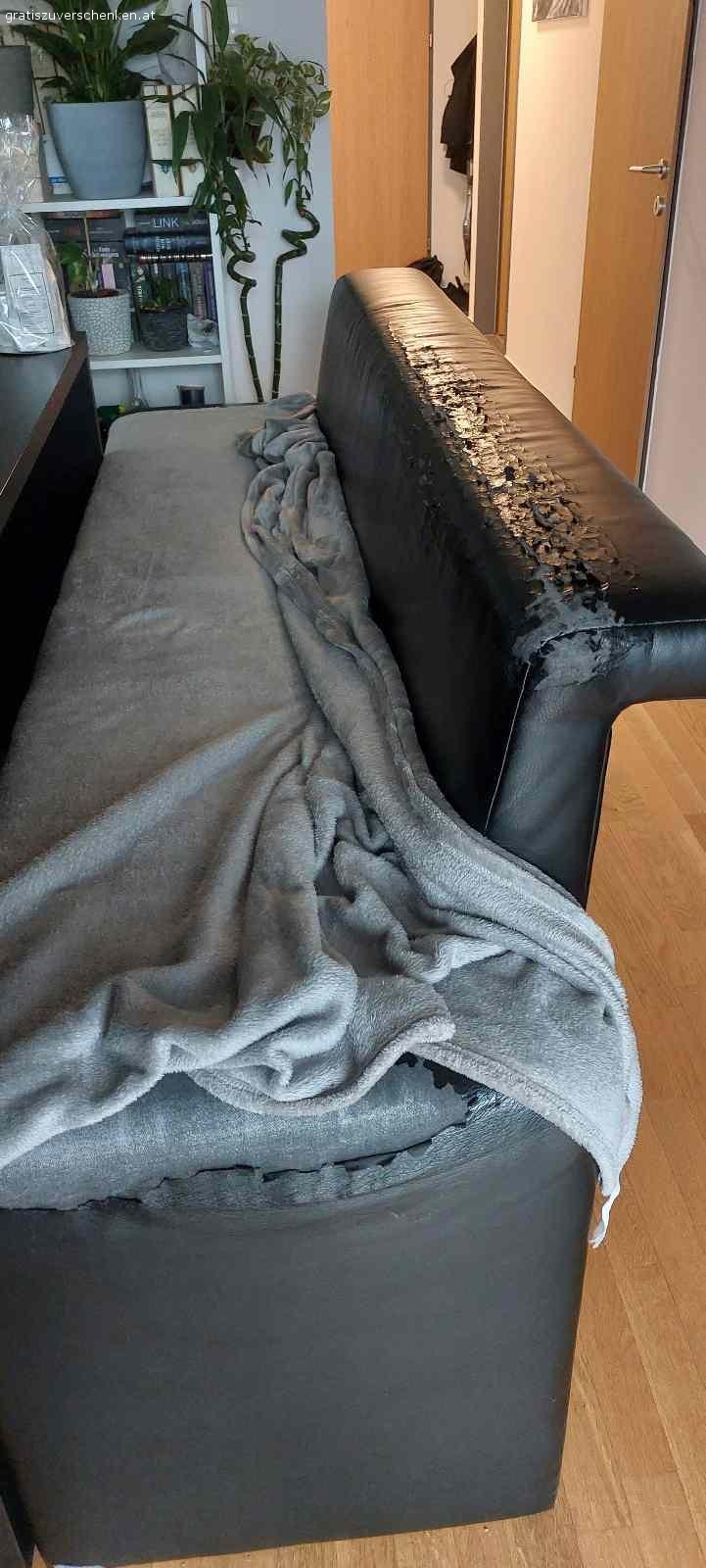 Sitzbank. Kunstleder Sitzbank zum verschenken. Mann sollte sie neu überziehen lassen oder mit eine Decke benutzen.