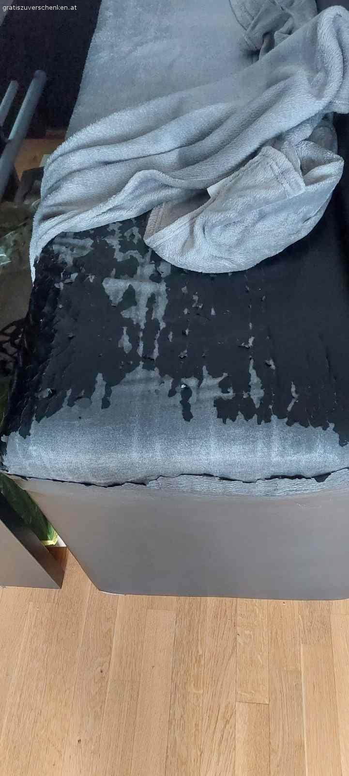 Sitzbank. Kunstleder Sitzbank zum verschenken. Mann sollte sie neu überziehen lassen oder mit eine Decke benutzen.