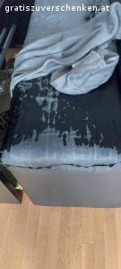 Sitzbank. Kunstleder Sitzbank zum verschenken. Mann sollte sie neu überziehen lassen oder mit eine Decke benutzen.