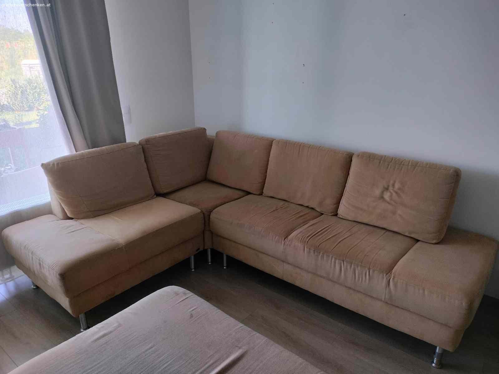 Sitzgruppe 250x190 cm plus Hocker. Sitzgruppe 250x190 cm plus Hocker 80x100 cm.
Zu verschenken!

Abholung in St Pölten