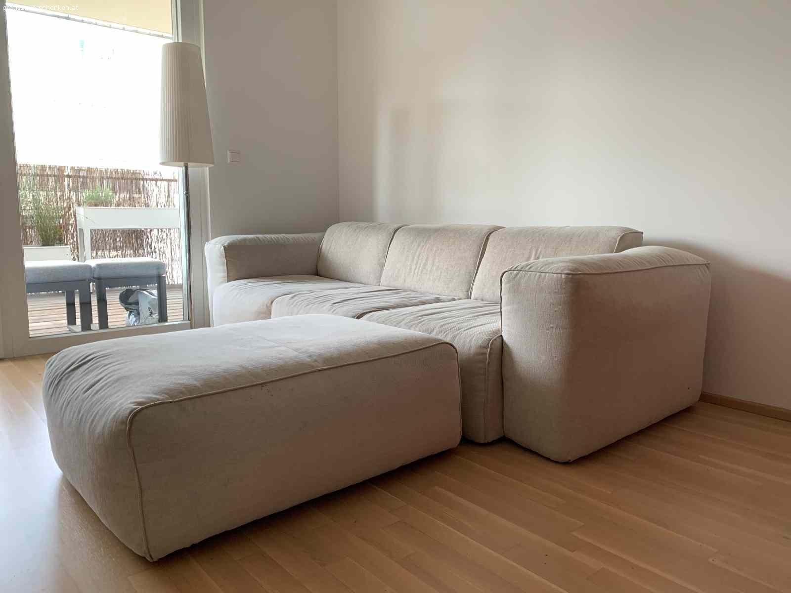 skandinavische Couch/Sofa. Da ich ausziehen werde, muss ich mich leider von meiner Couch trennen.
Die Couch ist in einem sehr guten Zustand und besteht aus 2 Teilen:
Hauptteil und anschiebbarer Seitenteil (z.B. zum Auflegen von Füßen)

Maße:
Hauptteil: 260cm x 100cm x 70cm (Länge/Breite/Höhe)
Seitenteil: 105cm x 85cm x 40cm (Länge/Breite/Höhe)