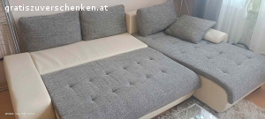 Sofa mit Bettfunktion. Wir verschenken gebrauchtes Sofa mit Bettfunktion.Es ist Abgenutzt aber in einen sehr guten Zustand. Tierfreier, Nichtraucher Haushalt. Selbstabholung, 4.Stock ,ohne Lift.