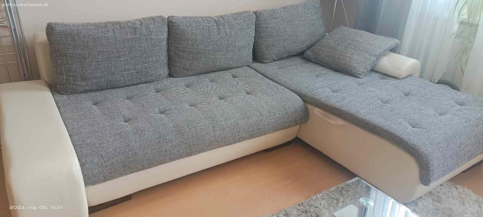 Sofa mit Bettfunktion. Wir verschenken gebrauchtes Sofa mit Bettfunktion.Es ist Abgenutzt aber in einen sehr guten Zustand. Tierfreier, Nichtraucher Haushalt. Selbstabholung, 4.Stock ,ohne Lift.
