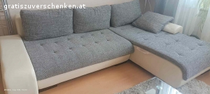 Sofa mit Bettfunktion. Wir verschenken gebrauchtes Sofa mit Bettfunktion.Es ist Abgenutzt aber in einen sehr guten Zustand. Tierfreier, Nichtraucher Haushalt. Selbstabholung, 4.Stock ,ohne Lift.