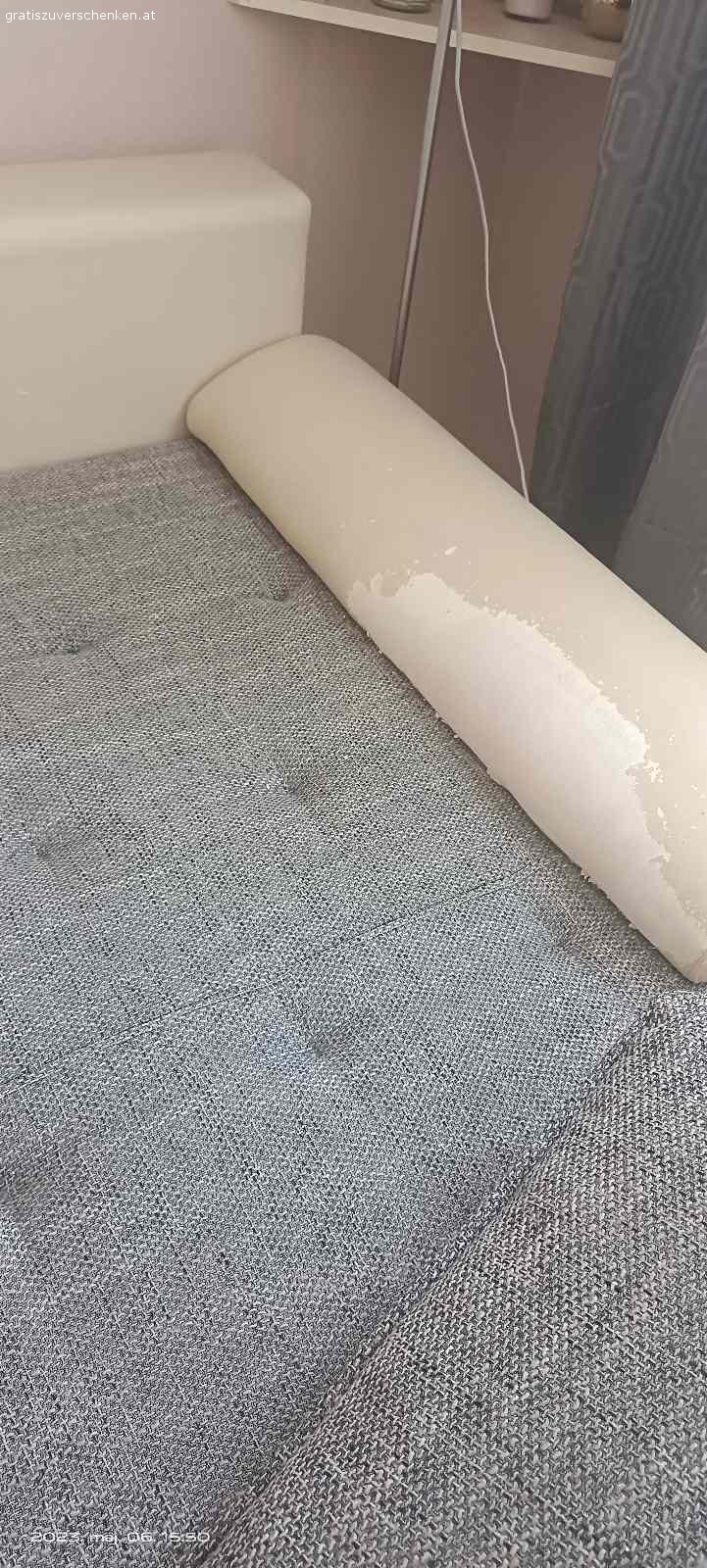 Sofa mit Bettfunktion. Wir verschenken gebrauchtes Sofa mit Bettfunktion.Es ist Abgenutzt aber in einen sehr guten Zustand. Tierfreier, Nichtraucher Haushalt. Selbstabholung, 4.Stock ,ohne Lift.