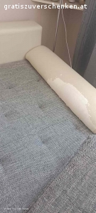 Sofa mit Bettfunktion. Wir verschenken gebrauchtes Sofa mit Bettfunktion.Es ist Abgenutzt aber in einen sehr guten Zustand. Tierfreier, Nichtraucher Haushalt. Selbstabholung, 4.Stock ,ohne Lift.