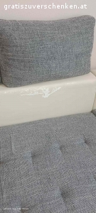 Sofa mit Bettfunktion. Wir verschenken gebrauchtes Sofa mit Bettfunktion.Es ist Abgenutzt aber in einen sehr guten Zustand. Tierfreier, Nichtraucher Haushalt. Selbstabholung, 4.Stock ,ohne Lift.
