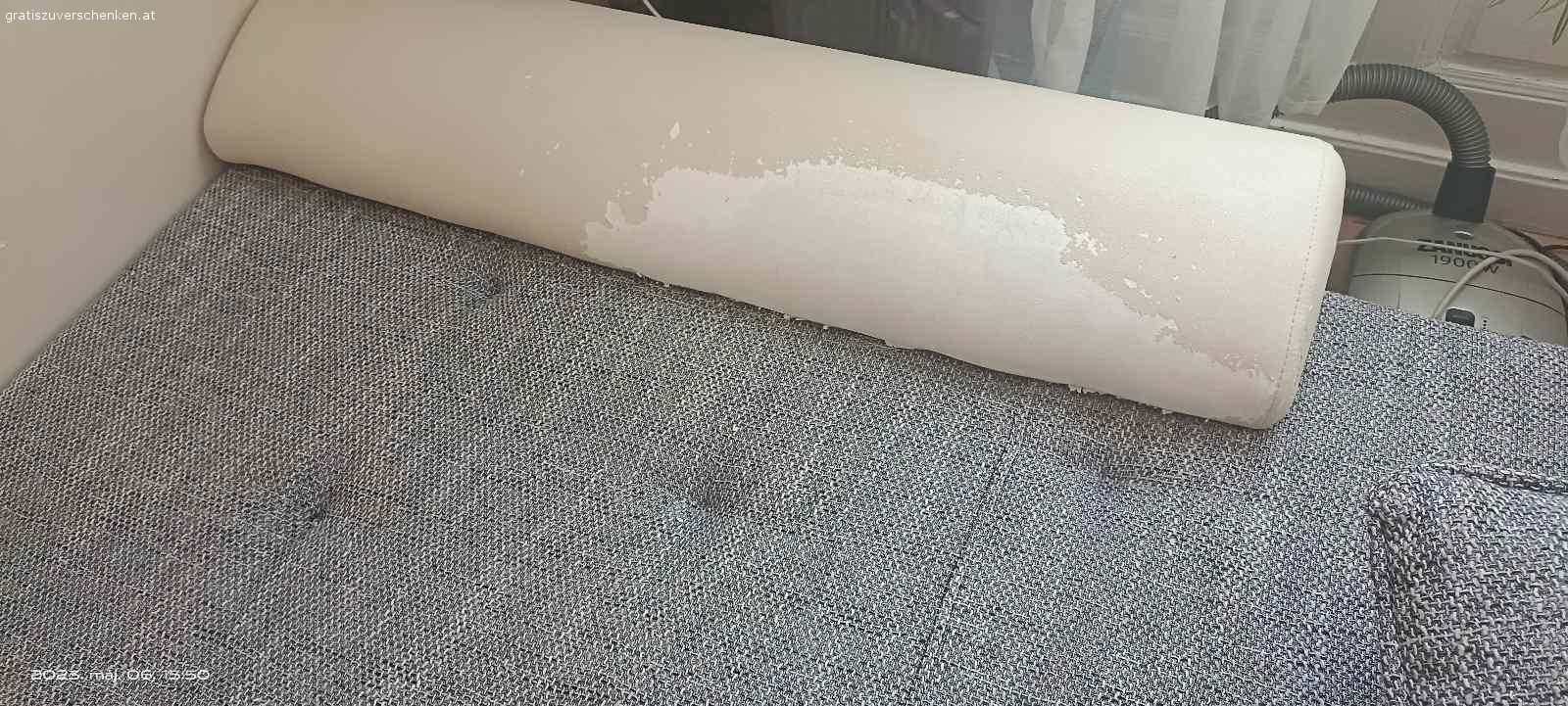 Sofa mit Bettfunktion. Wir verschenken gebrauchtes Sofa mit Bettfunktion.Es ist Abgenutzt aber in einen sehr guten Zustand. Tierfreier, Nichtraucher Haushalt. Selbstabholung, 4.Stock ,ohne Lift.