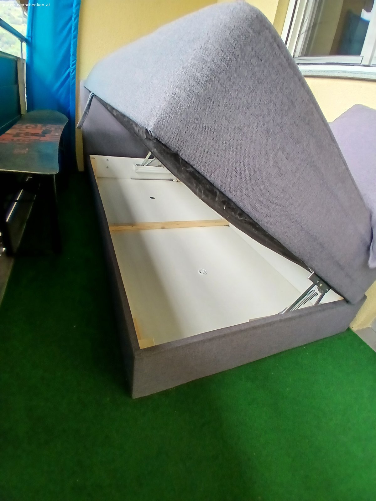 Sofa mit Stauraum. Sofa weiterzugeben da ich es nicht mehr brauche.Super Zustand,ich habe es immer gepflegt und bin Nichtraucher 212 cm lang , 72 cm tief und 90 cm hoch