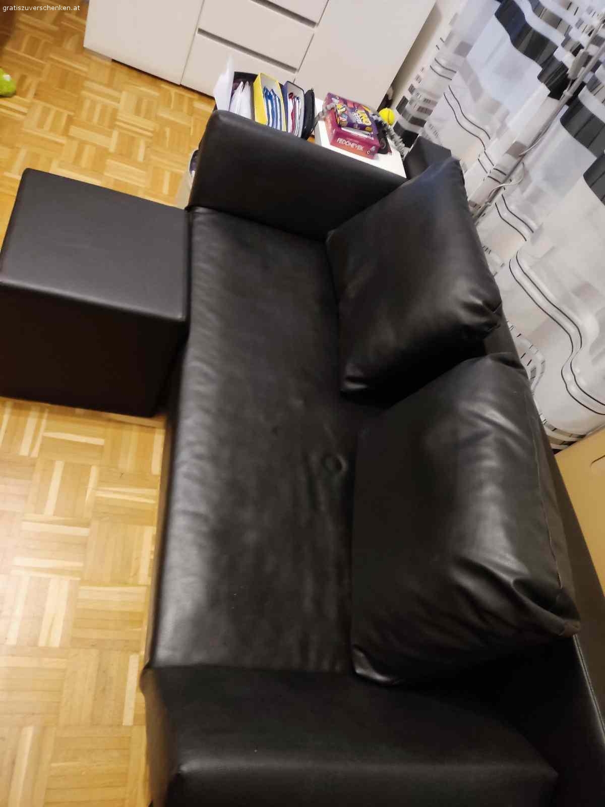 Sofa zu verschenken. Sofa schwarz Kunststoffleder mit Bettfunktion zu verschenken