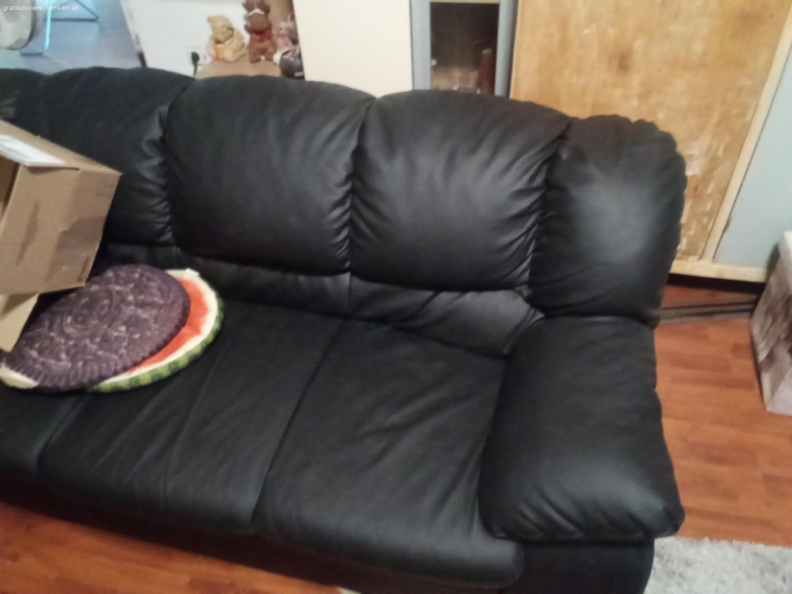 Sofa. Das Sofa ist 2Jahre alt Schwarz. 2.5 Sitzplätze