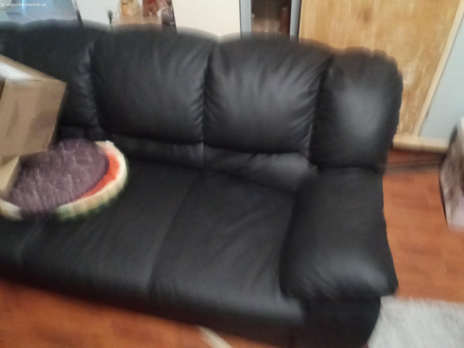 Sofa. Das Sofa ist 2Jahre alt Schwarz. 2.5 Sitzplätze