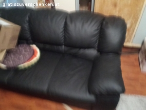 Sofa. Das Sofa ist 2Jahre alt Schwarz. 2.5 Sitzplätze