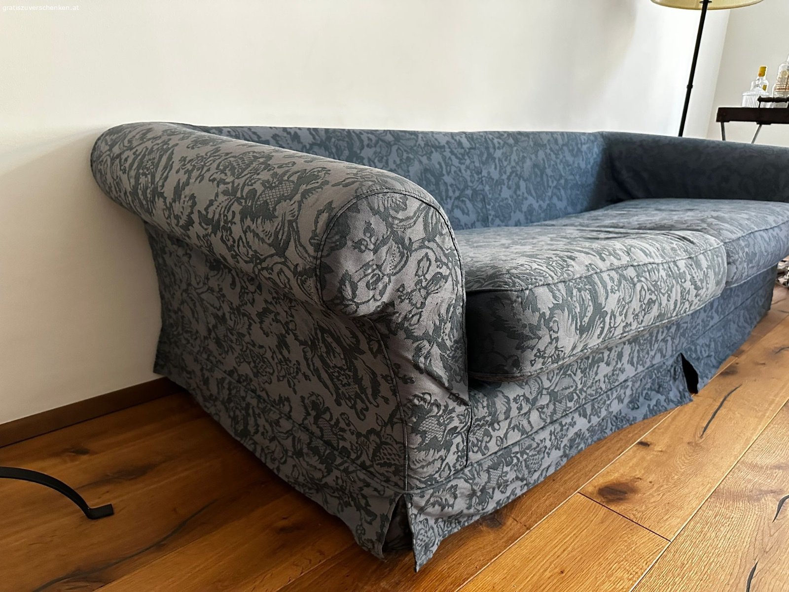 Sofa. Zu verschenken ist ein blaues, robustes Sofa, mit Sitzhöhe 41cm
Gesamthöhe 59cm
B 225cm
T 81cm

Bei einem Sitzkissen kann man den Bezug nicht mehr zu machen (siehe Foto), entweder Zip erneuern oder mit Stoff abdecken. Man sieht es nicht, weil hinten bei der Rücklehne.

Abzuholen in 1150 Wien