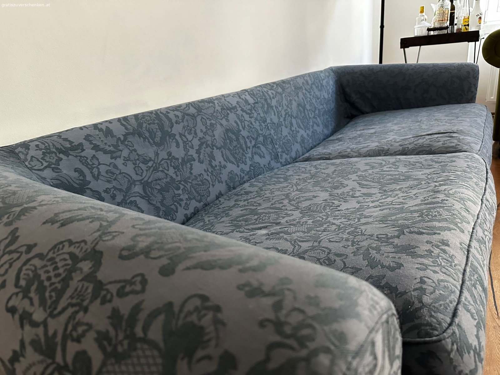 Sofa. Zu verschenken ist ein blaues, robustes Sofa, mit Sitzhöhe 41cm
Gesamthöhe 59cm
B 225cm
T 81cm

Bei einem Sitzkissen kann man den Bezug nicht mehr zu machen (siehe Foto), entweder Zip erneuern oder mit Stoff abdecken. Man sieht es nicht, weil hinten bei der Rücklehne.

Abzuholen in 1150 Wien