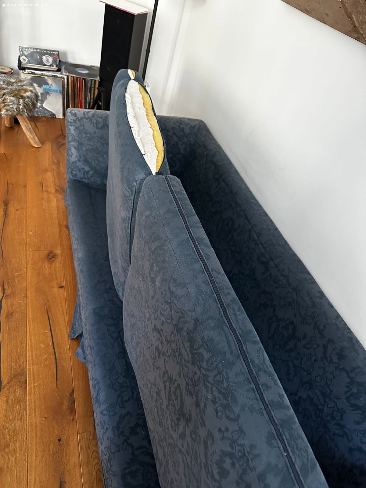 Sofa. Zu verschenken ist ein blaues, robustes Sofa, mit Sitzhöhe 41cm
Gesamthöhe 59cm
B 225cm
T 81cm

Bei einem Sitzkissen kann man den Bezug nicht mehr zu machen (siehe Foto), entweder Zip erneuern oder mit Stoff abdecken. Man sieht es nicht, weil hinten bei der Rücklehne.

Abzuholen in 1150 Wien