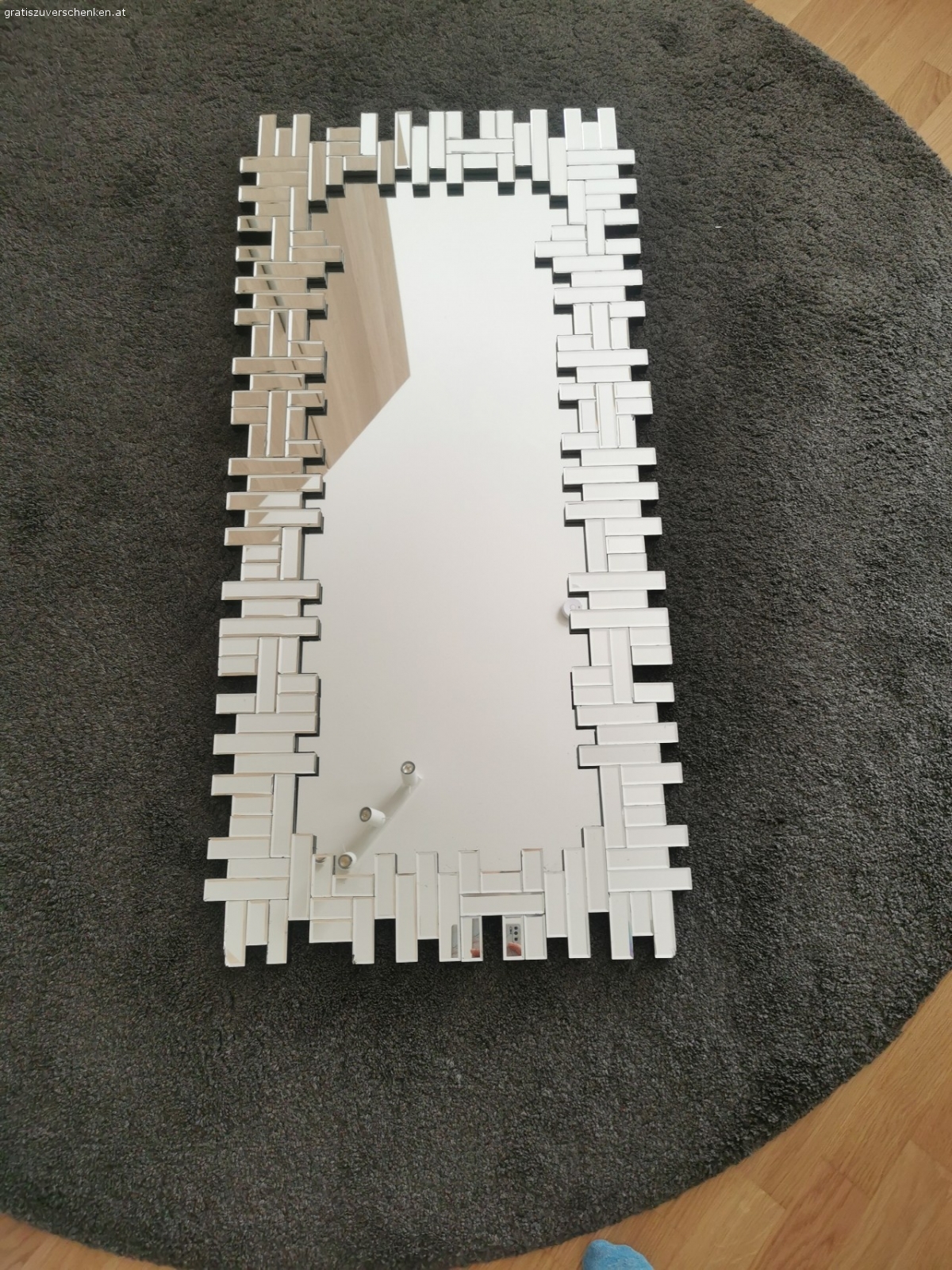 Spiegel. Rand leicht beschädigt