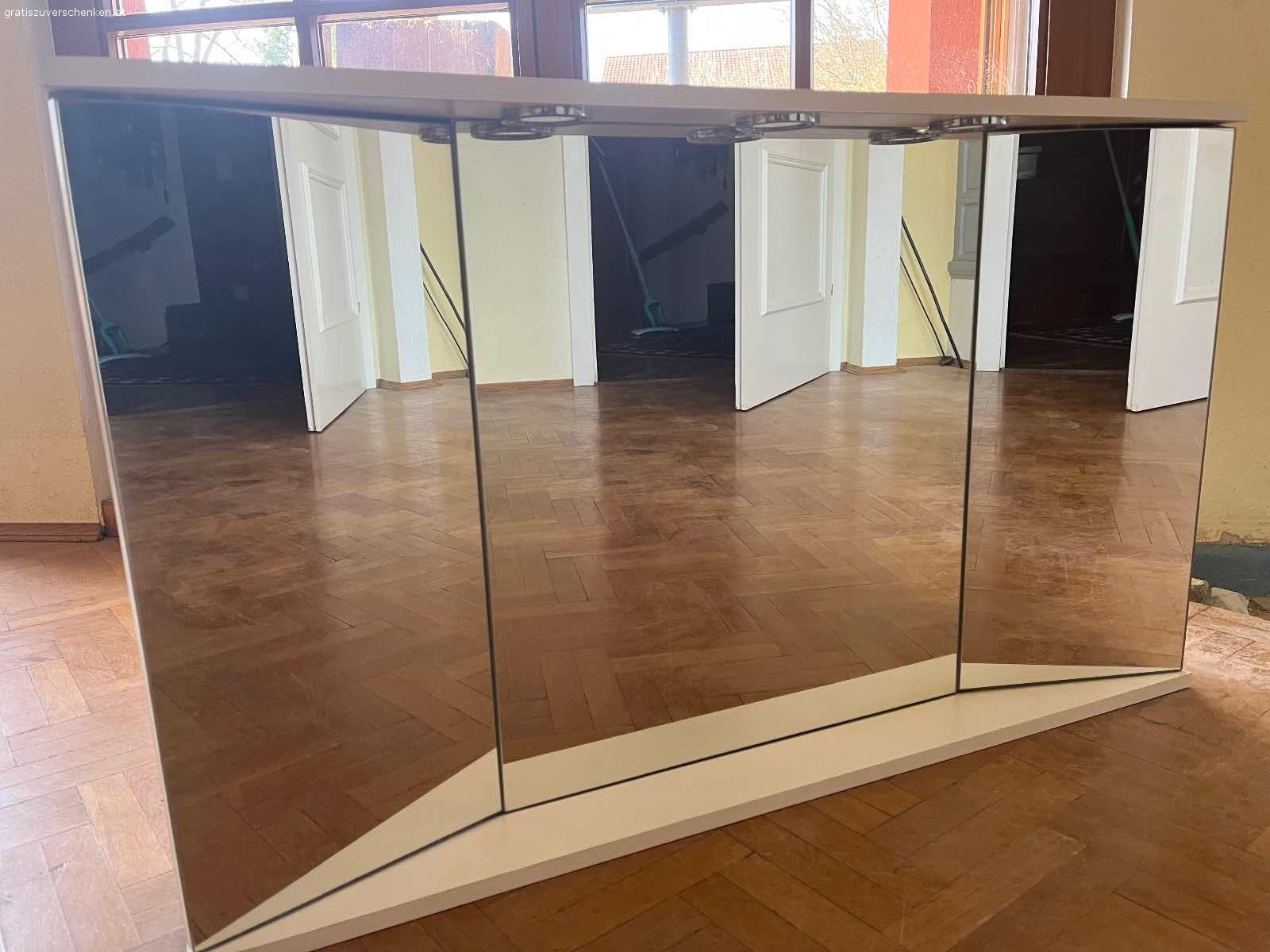 Spiegelschrank für Badezimmer. Spiegelschrank Seitenteile aufklappbar zu verschenken